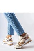 Baskets modernes élégantes pour femme en cuir synthétique beige motif serpenté semelle blanche dorée