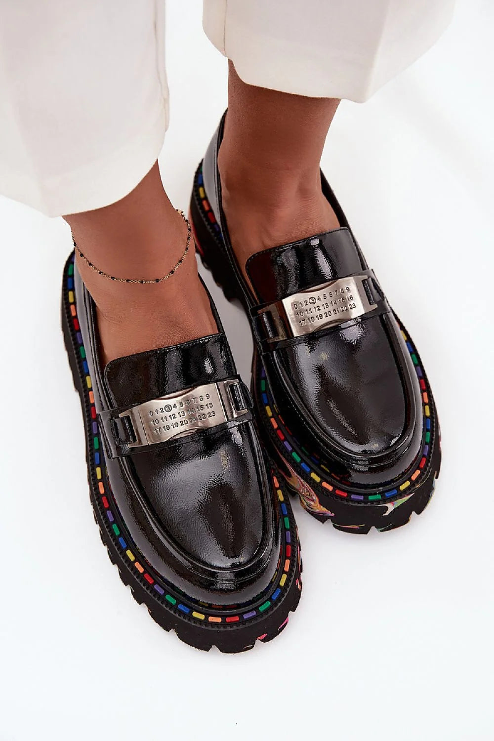mocassins femmes Artiker cuir verni noir slipon loafers plaque metallique gravee sangle plateforme crantee caoutchouc semelle multicolore surpiqures contraste antiderapante