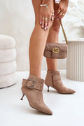 Bottes élégantes à talon aiguille éco-suède couleur taupe fermure zip boucle métallique occasion formelle femmes
