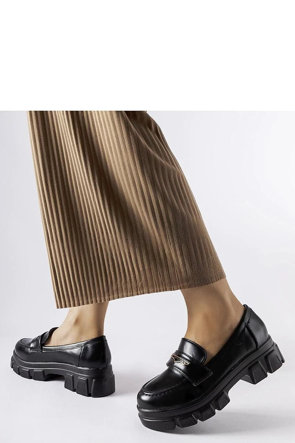 Moccasins Solea en cuir noir de haute qualité, design classique, détail métallique doré, semelle crantée en caoutchouc, confort optimal, look élégant, polyvalent, chaussures femme
