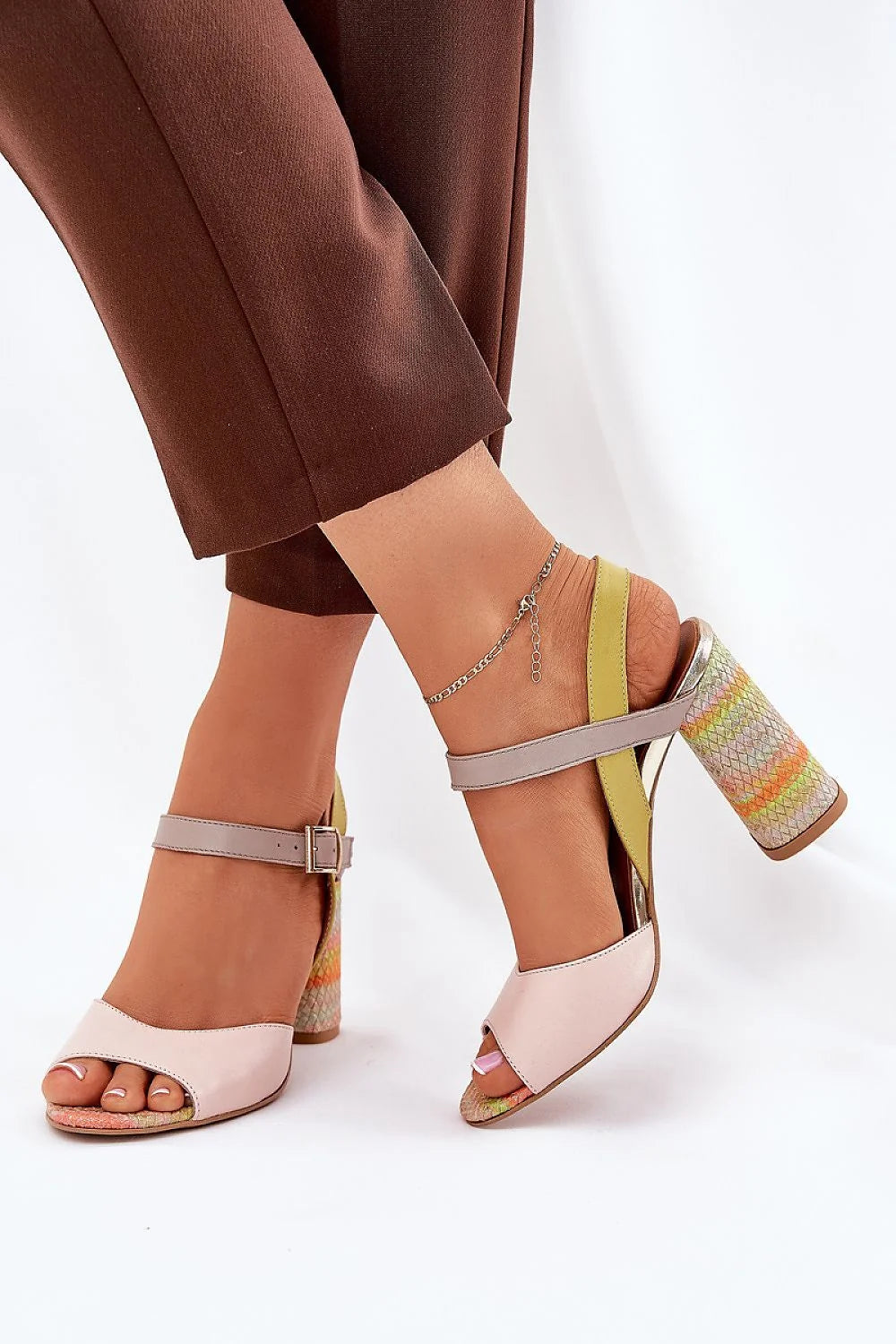 Sandales à talons compensés femmes cuir naturel rose pâle motif serpent Design moderne et rétro