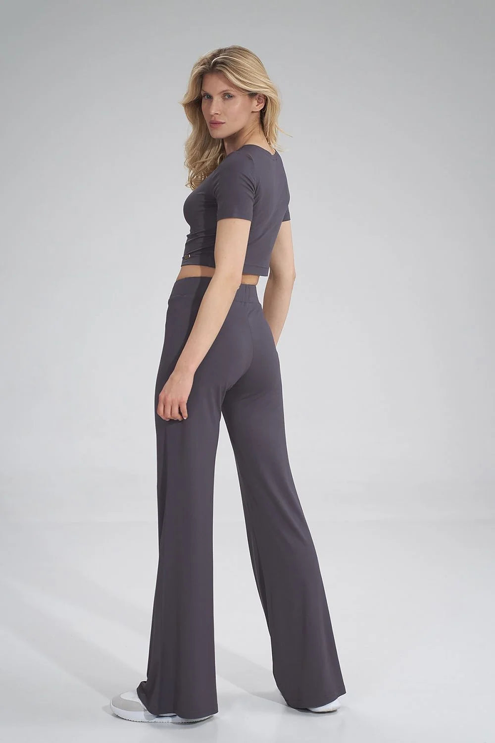 Ensemble crop top coton ajusté décontracté gris pour femme confort style sportif chic minimaliste