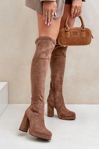 Bottes féminines en suédine écologique talon block marron clair design moderne pour robes et jupes automne hiver