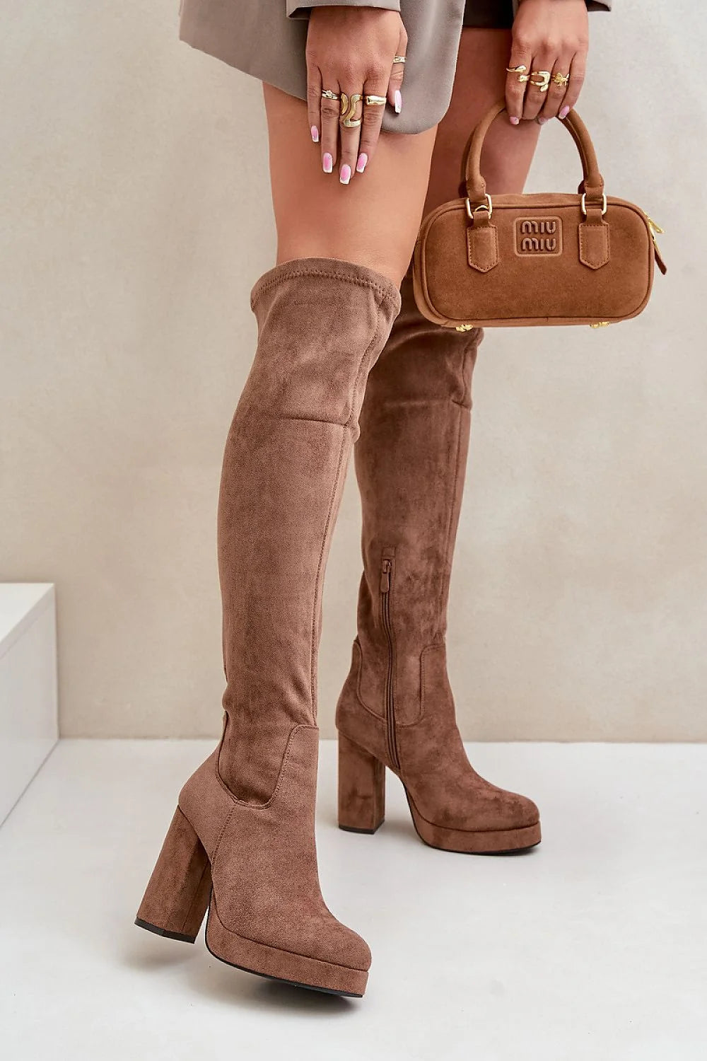 Bottes féminines en suédine écologique talon block marron clair design moderne pour robes et jupes automne hiver