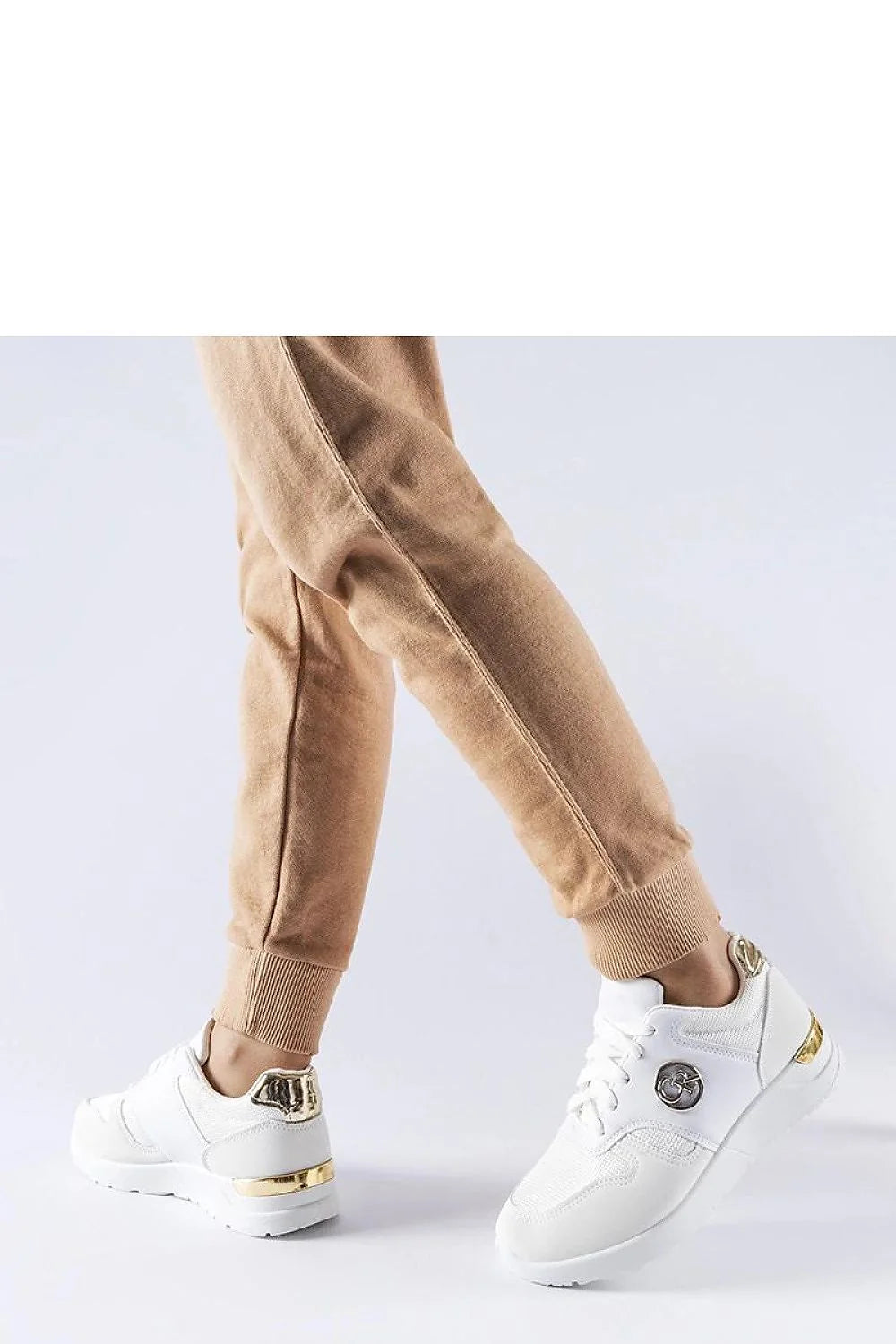 Baskets femmes design moderne style sport-chic matière synthétique confortable semelle caoutchouc durable lacets ajustables