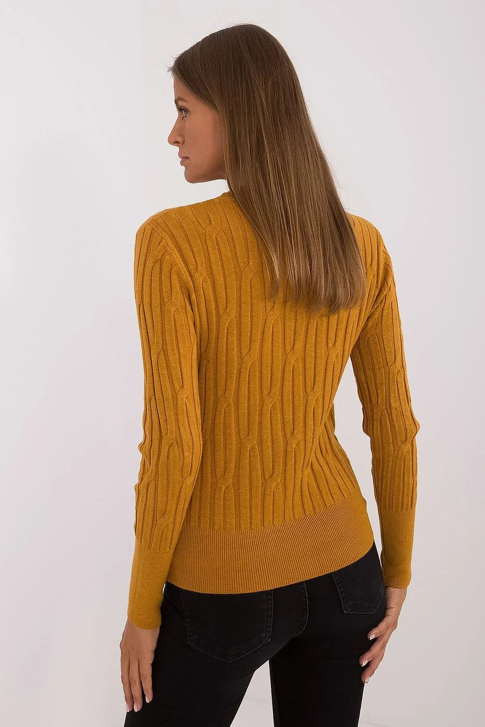 Pull pour femme style classique élégant couleur moutarde maille tricotée texture torsade verticale coupe ajustée manches longues poignets côtelés encolure ronde