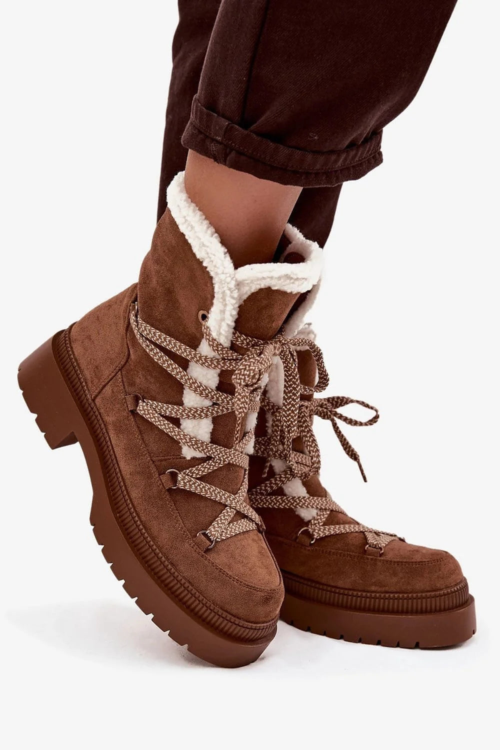 bottes neige femme suédine écologique fermeture éclair lacets œillets métalliques fourrure écrue doublure sherpa semelle crantée plateforme caoutchouc adhérence amorti