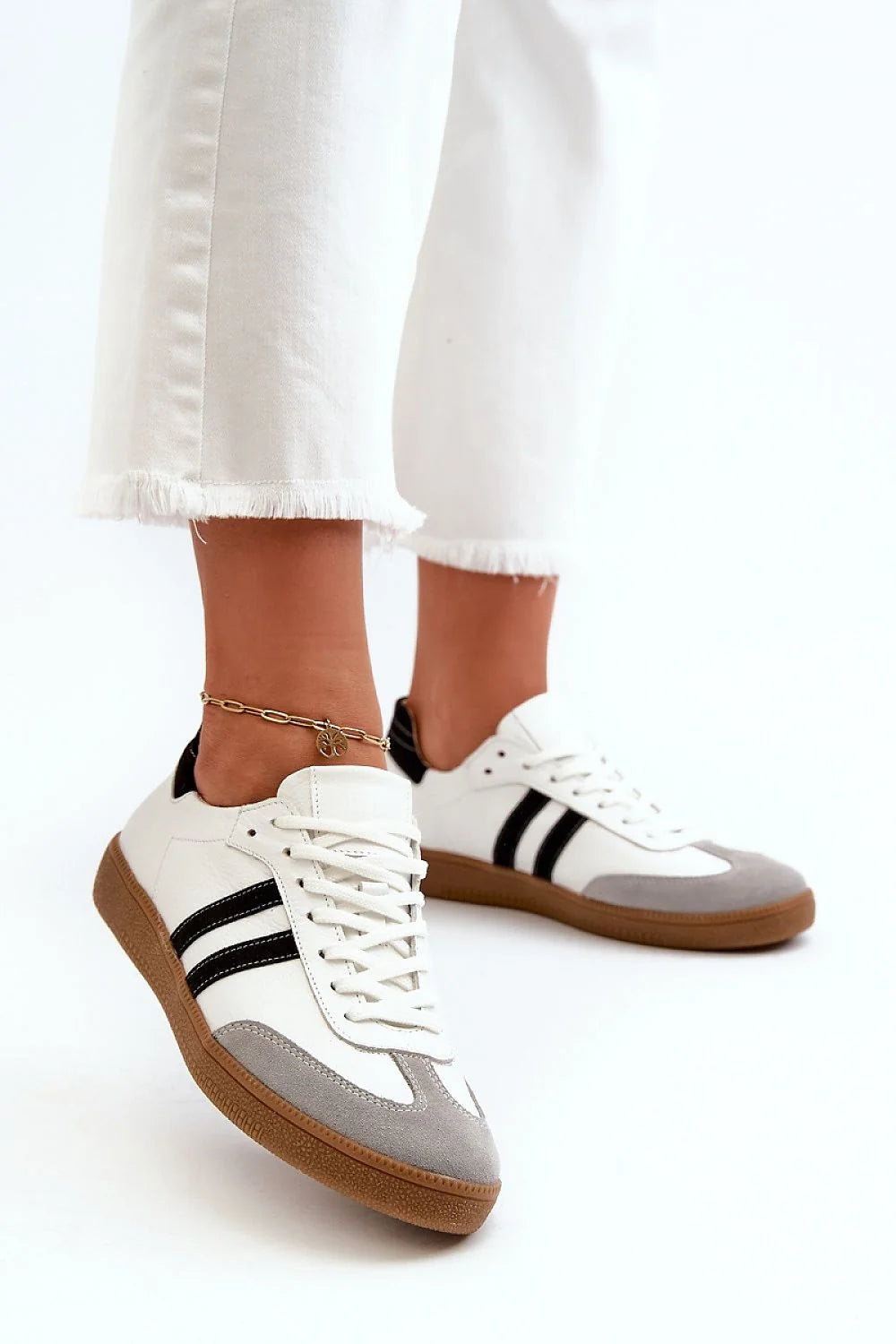 Baskets femmes modernes élégantes cuir naturel blanches bandes noires low cut confortable shopping ville