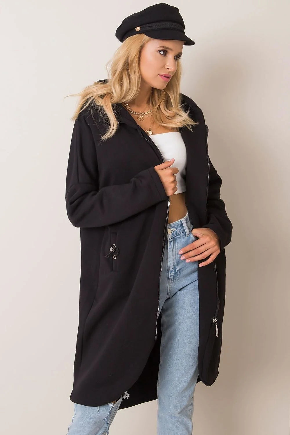 Manteau pour femmes design moderne audacieux couleur fuchsia vif coupe oversize matériau structuré fonctionnalité confort