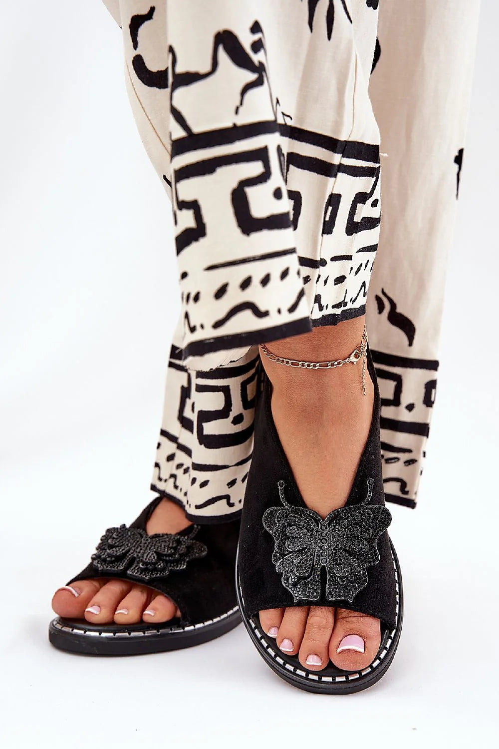 Sandales Step in style Jezzi suédine高 qualité décoration papillon ornement unique talon plat semelle douce ajustable femmes robes pantalons occasions soirées