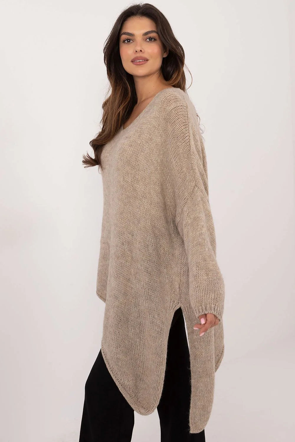 Pull asymétrique Chandail Och Bella pour femme en polyacrylonitrile, viscose, laine, polyamide, style moderne, coupe longue, manches longues, couleur beige taupe doux, confort supérieur, occasion quotidienne, mode