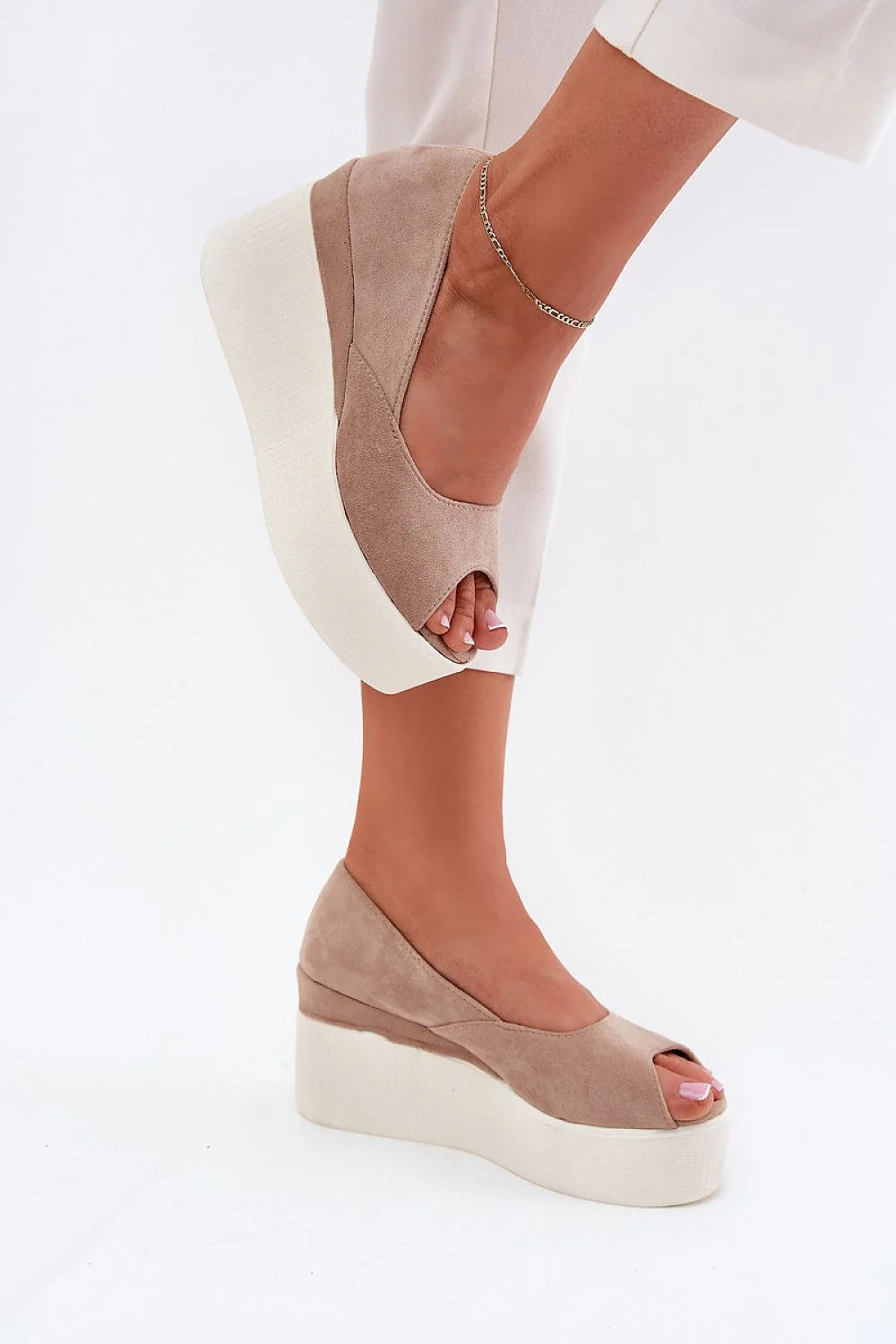 Sandales compensées pour femmes style moderne ouvert à l'avant cuir suédé beige taupe semelle blanche talon 9 cm été 2023