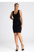 robe courte noire sans manches encolureV ajustable taille polyester stretch moulante fourreau bretelles larges plaque métal discret élégante