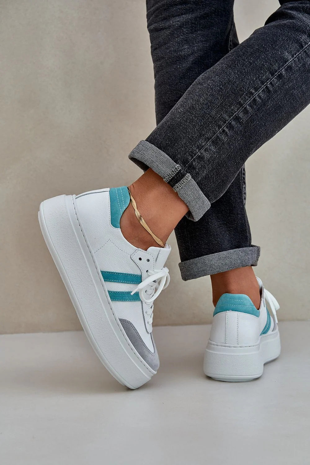 Chaussures de sport basses modernes pour femmes en cuir naturel, style streetwear, semelle épaisse blanche, couleurs contrastantes turquoise et grise, doublure rembourrée, confort maximal, look audacieux