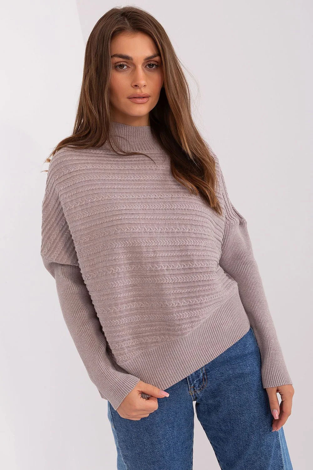 Pull-over femme moderne confortable coupe ample col montant manches longues tissu texturé couleur taupe