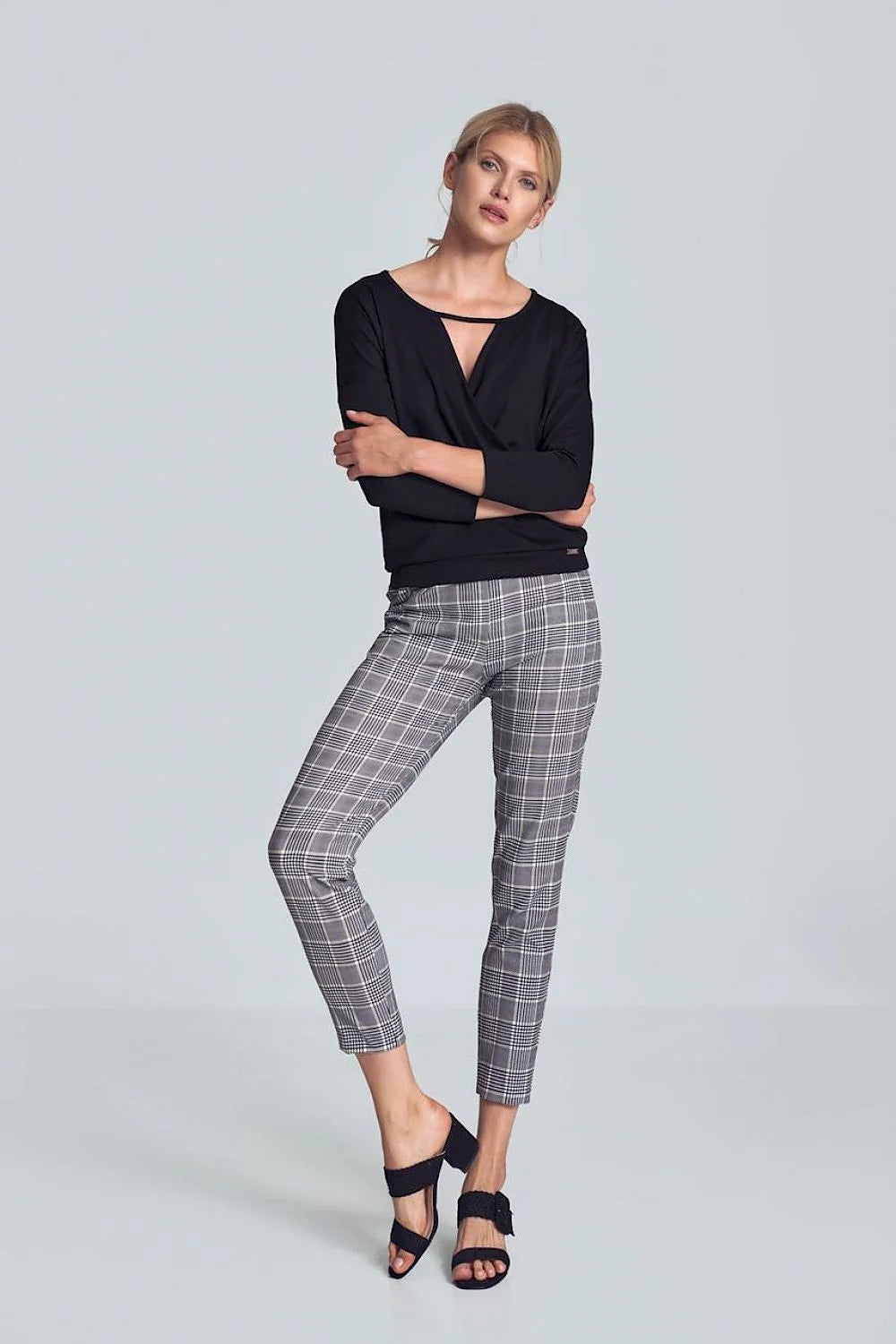Haut féminin blanc en polyester viscose élégant manches longues encolure V pour look chic