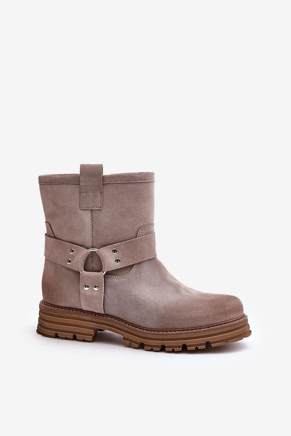 Bottines femmes style moderne élégant daim naturel gris taupe sangle métallique zip doré semelle caoutchouc crantée talon plat confort quotidien