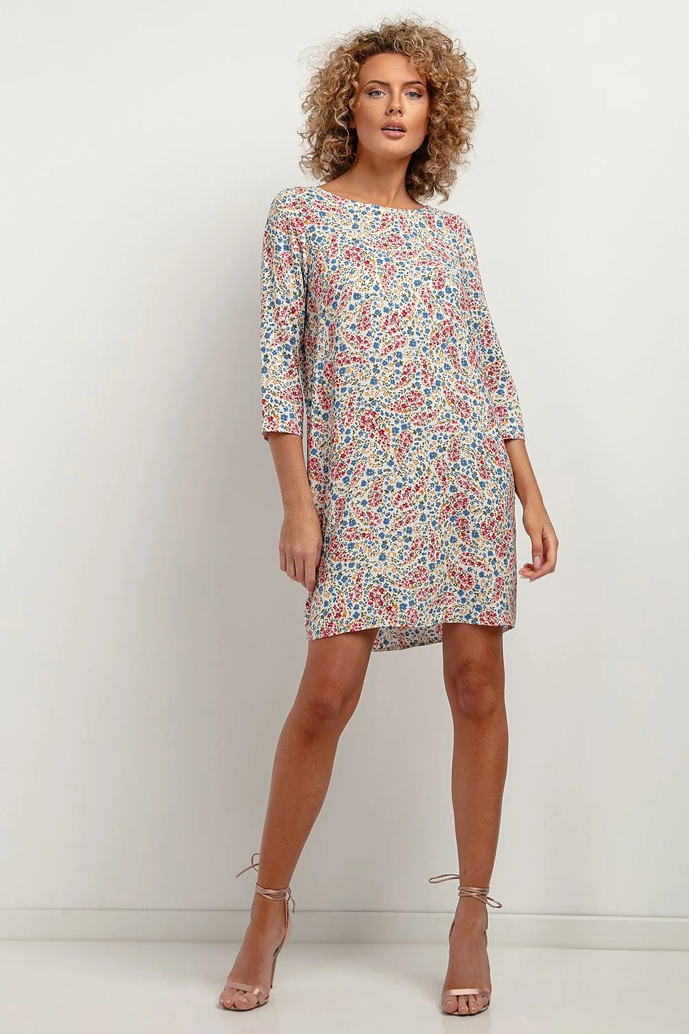 robe Tessita courte estivale fluide viscose légère imprimé ditsy floral multicolore fond blanc cassé manches troisquarts coupe ample ourlet asymétrique