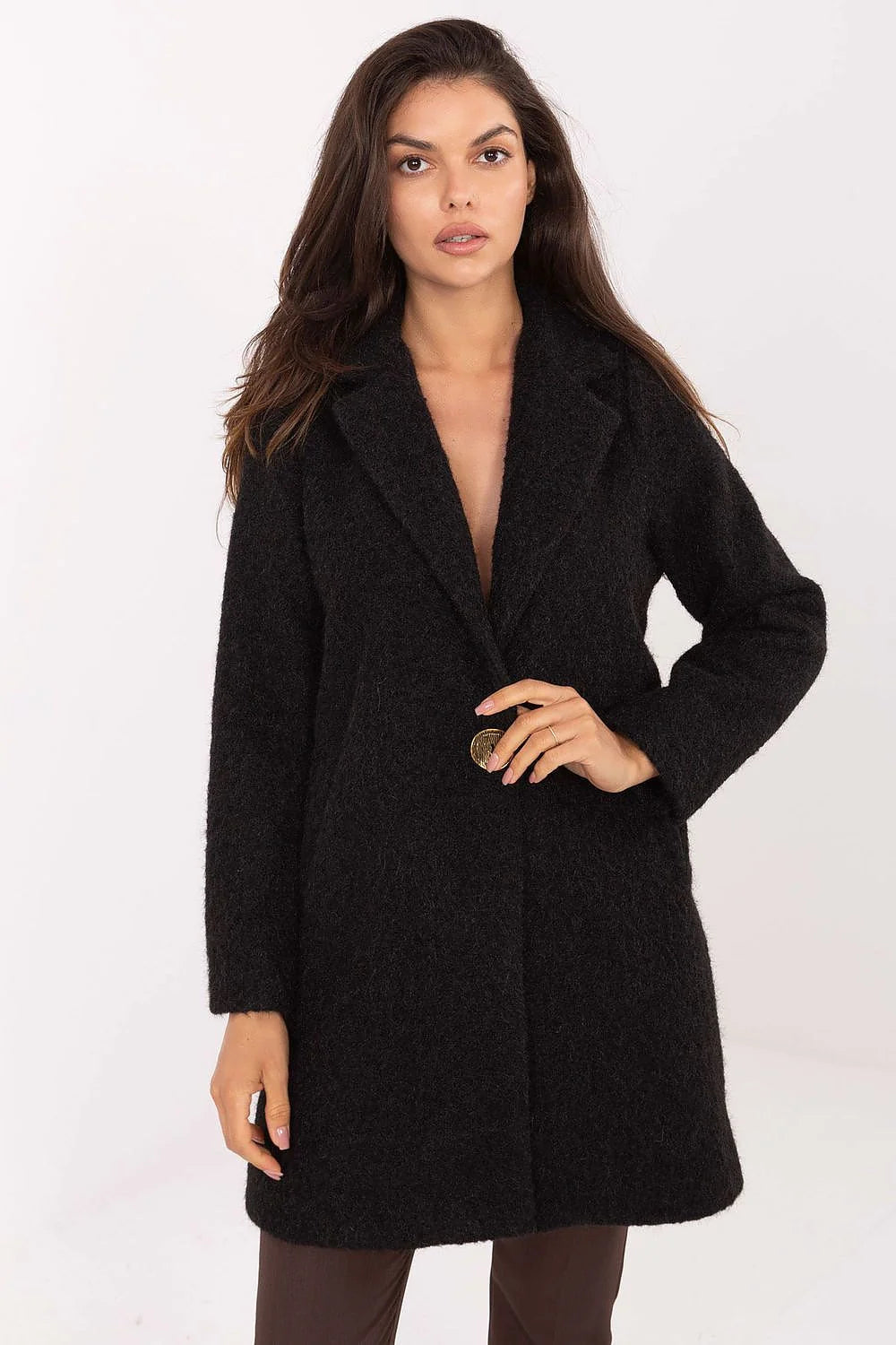 manteau femme long mi cuisse noir coupe droite col tailleur bouclé mohair texture chaude légèrement poilue bouton doré manches longues
