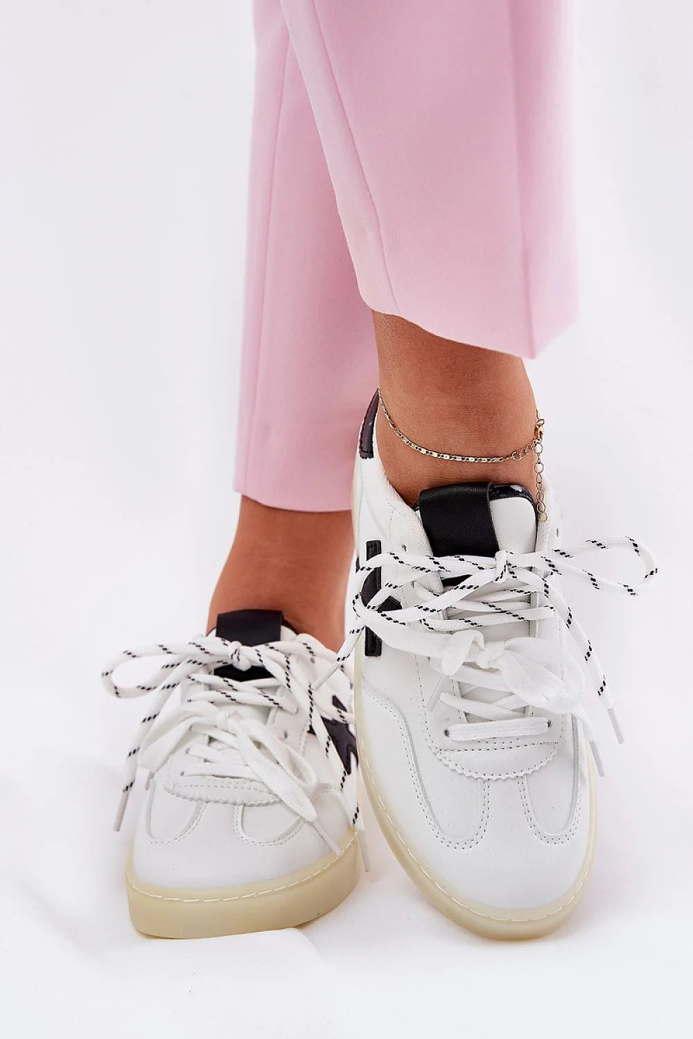 Sneakers femmes design moderne polyvalent cuir synthétique blanc noir