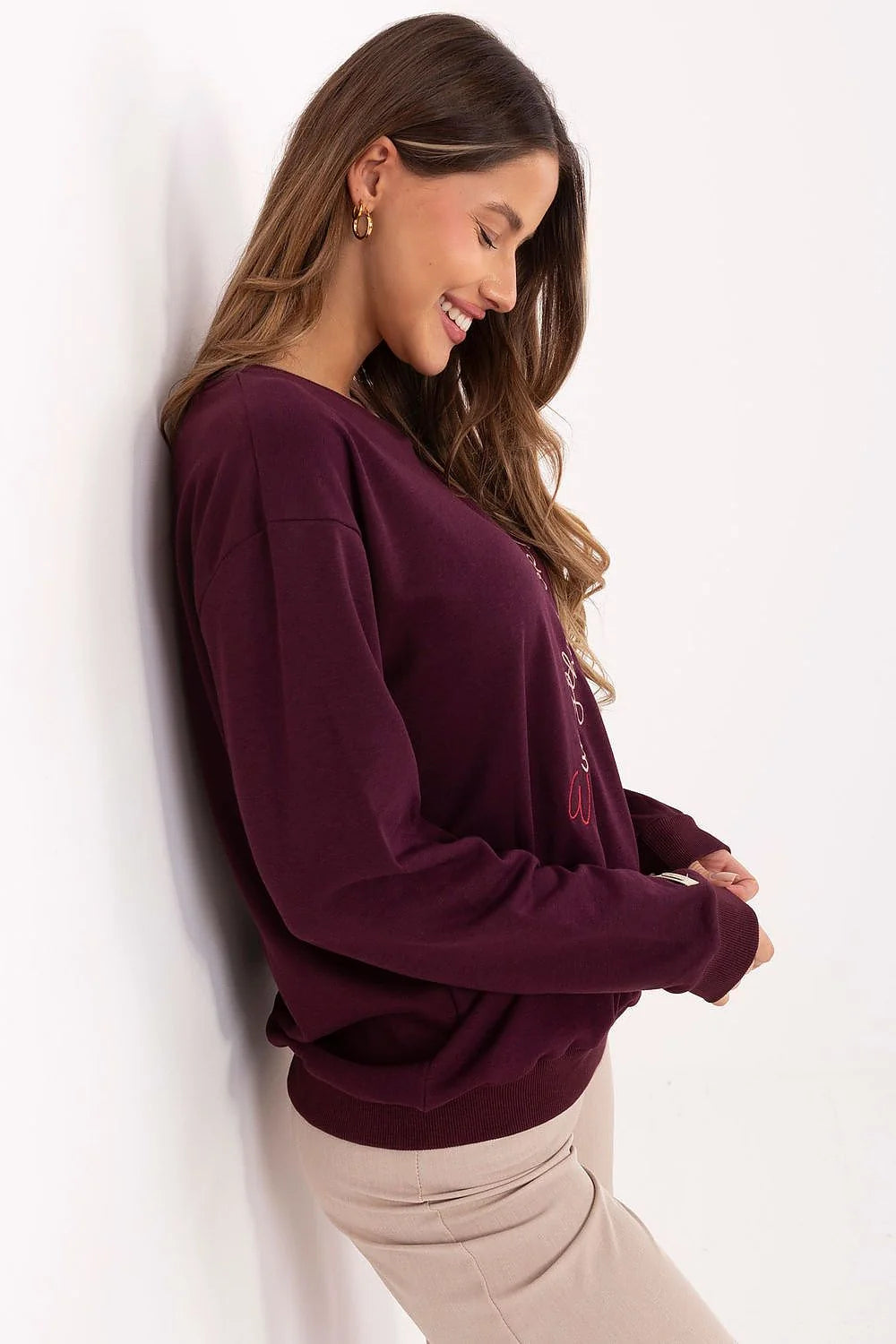 sweatshirt femme oversize bordeaux col V léger manches longues bordcôte molletonné coton polyester broderies dorées sérigraphies casual chic