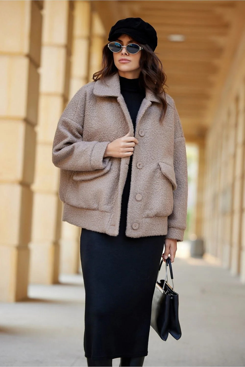 Veste en laine bouclée beige taupe pour femme, style oversize moderne, automne-hiver, coupe élégante, poches à rabat, chaleur et confort garantis