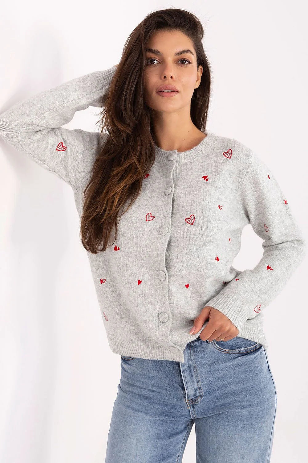cardigan femme boutonné col rond manches longues coupe décontractée maille douce gris clair broderie cœurs rouges
