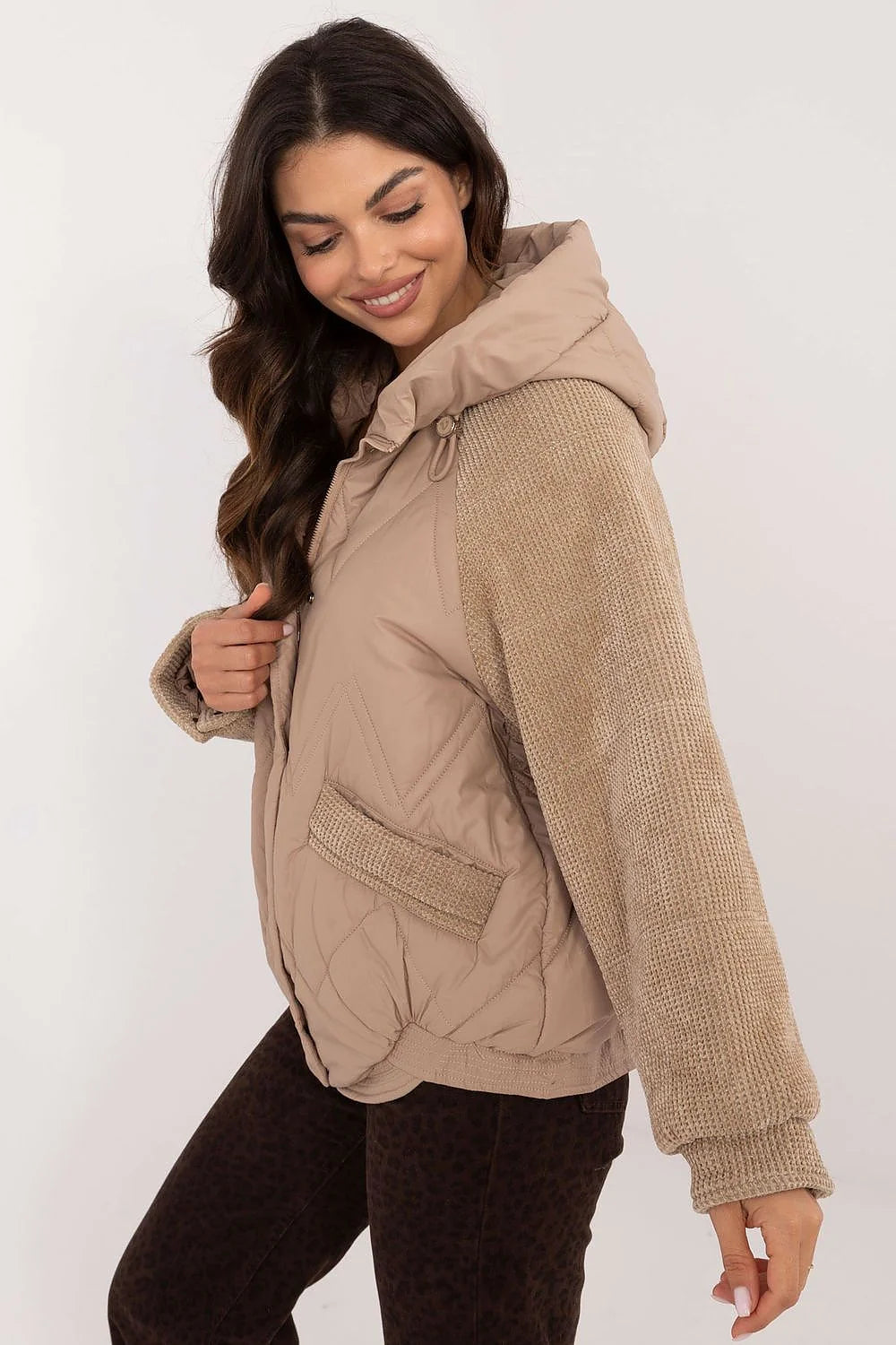 Veste hybride femme en tissu matelassé et manches en tricot épais style urbain décontracté couleur beige clair coupe ample capuche poches latérales fermeture éclair dissimulée