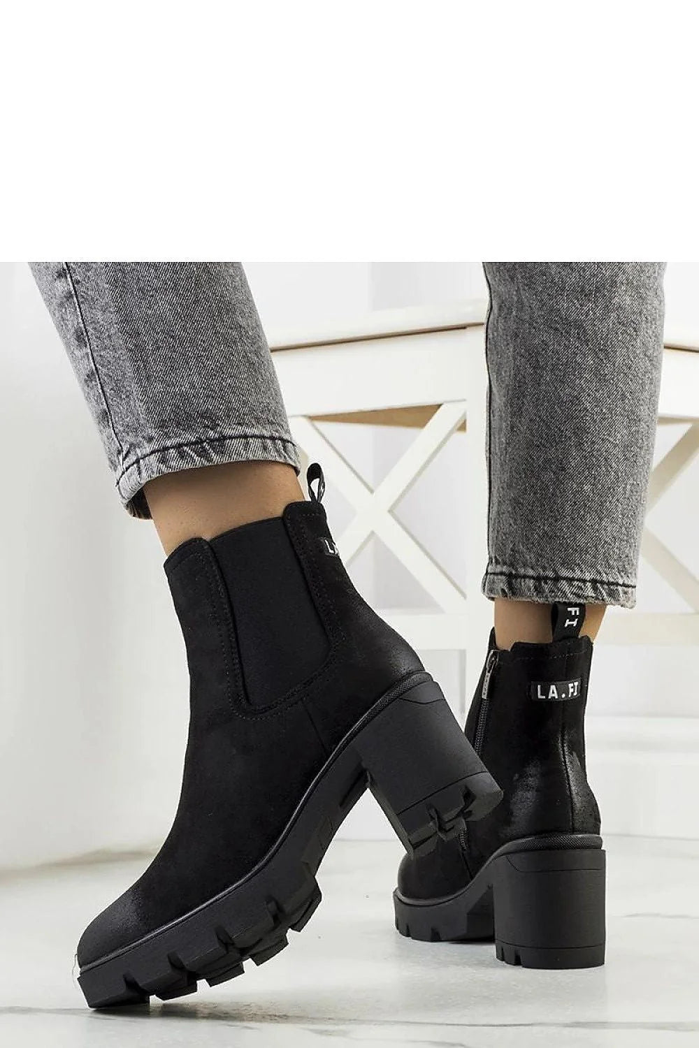 Bottines Chelsea noires en daim à talon bloc 5cm élastiques latérales fermeture éclair talon carré femme confortables occasionnels intemporels