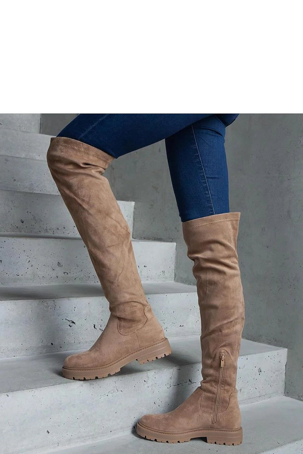 Bottes cuissardes en daim beige style minimaliste talon bas semelle plateforme femme