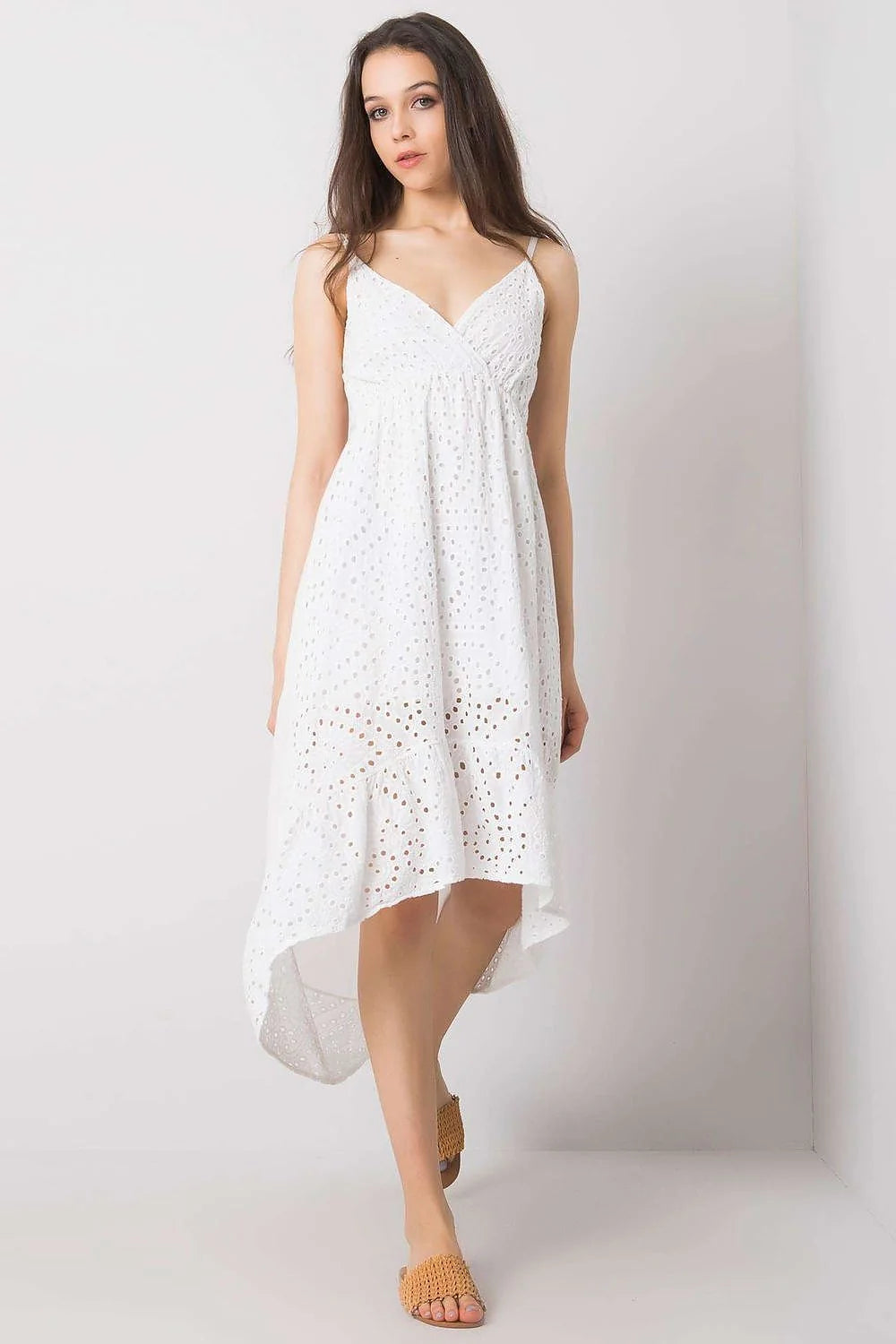 Robe d'été élégante coupe trapèze en broderie anglaise manches ajustables longueur asymétrique blanc femme