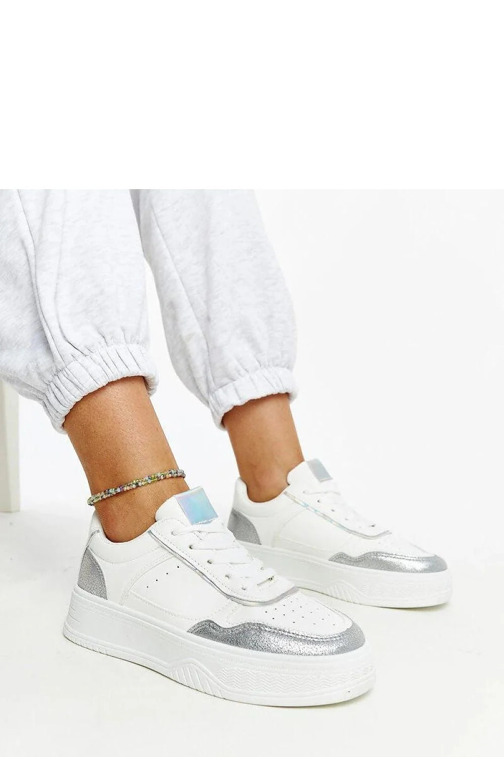 Baskets Solea pour femmes design moderne couleur blanche détails métalliques confort style sportif élégance matériaux durables tendance polyvalence
