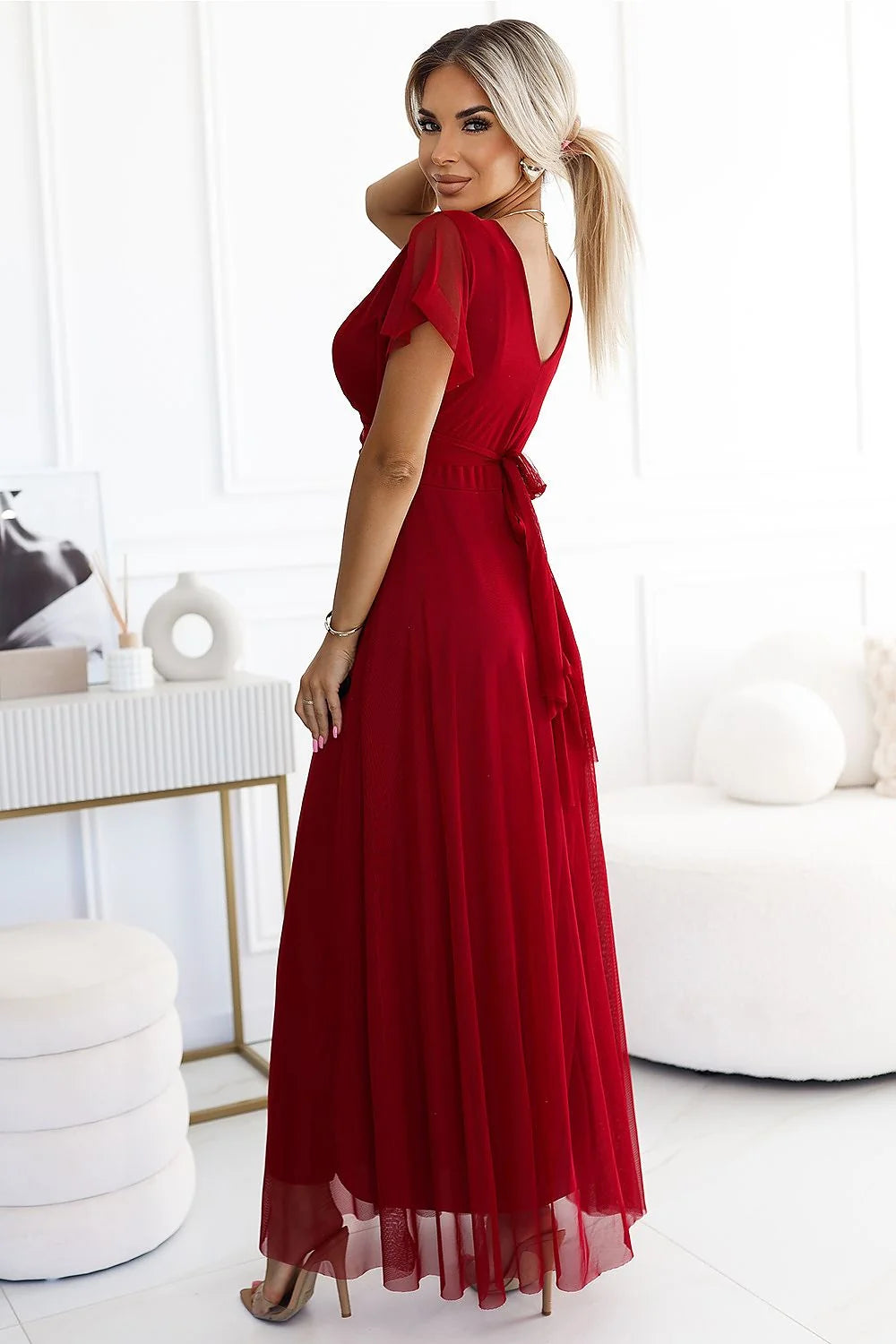 Robe longue Numoco tissu fluide couleur bordeaux décolleté en V manches courtes transparentes ceinture intégrée silhouette élancée femme élégance