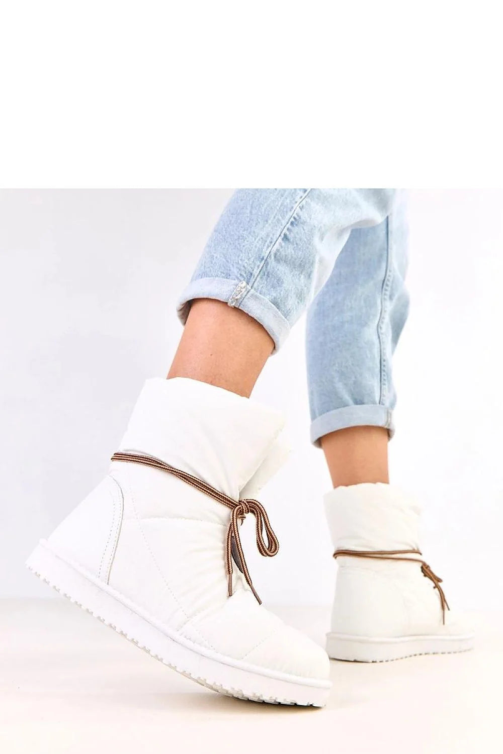 bottes neige femme bottines hiver matelassée doudoune blanche bout rond lacets marron décoratifs doublure douce rembourrée semelle crantée antidérapante