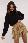 Jupe courte à volants beige doré, pull à col montant noir, ensemble de mode féminin élégant et sophistiqué pour femme