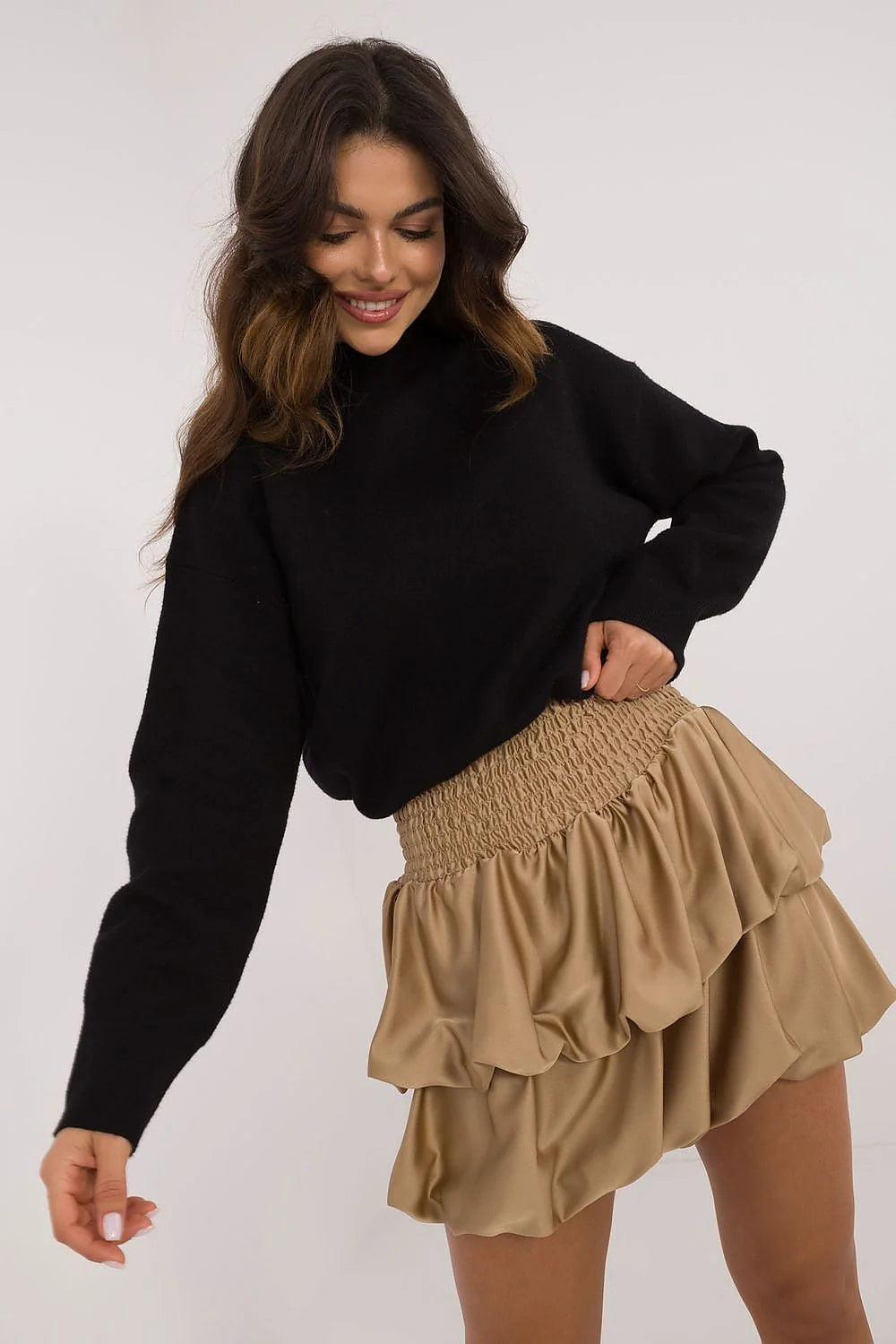Jupe courte à volants beige doré, pull à col montant noir, ensemble de mode féminin élégant et sophistiqué pour femme