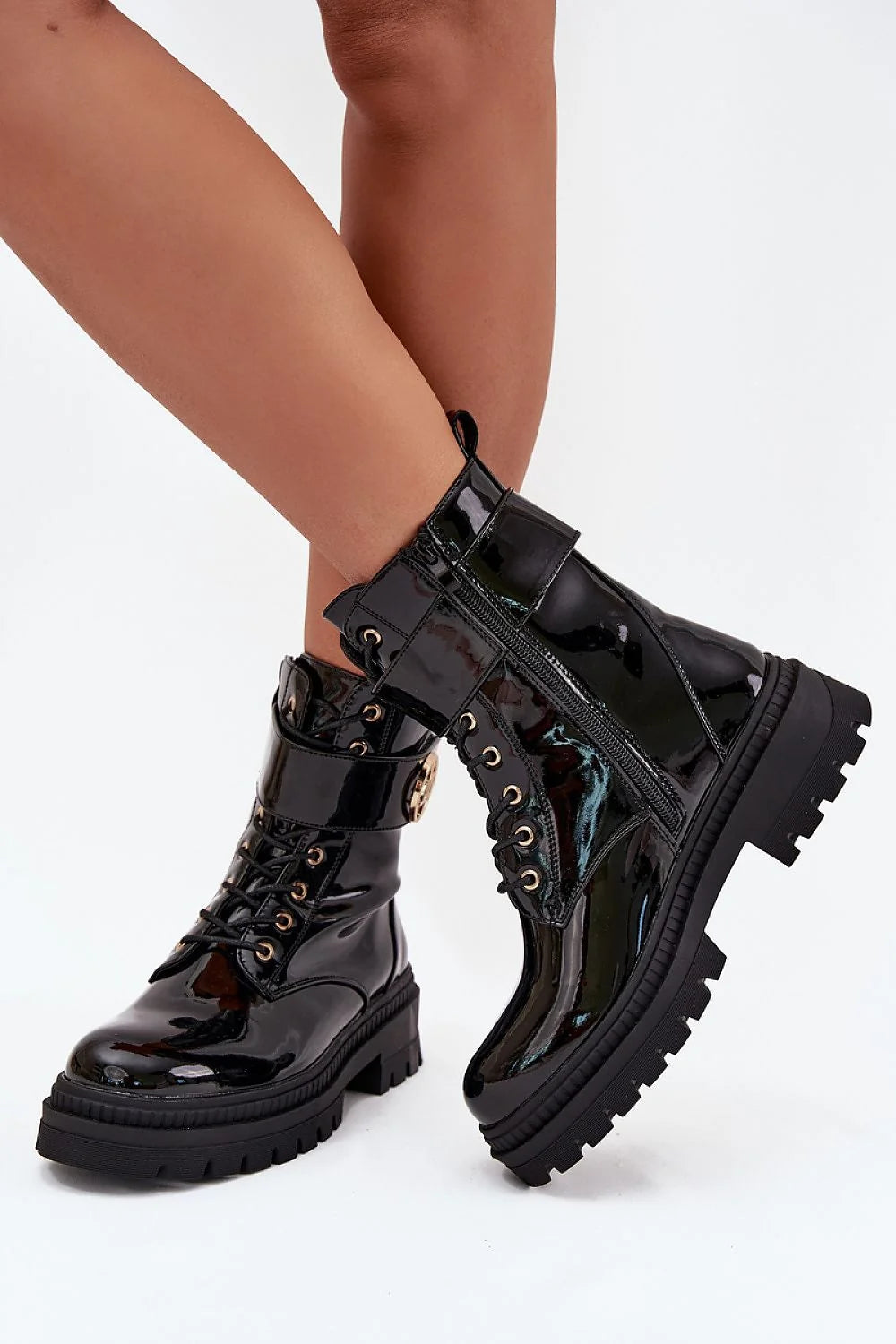 bottines femme cuir synthétique verni noir tige cheville plateforme crantée semelle antidérapante talon plat zip lacets bande dorée doublure fourrure