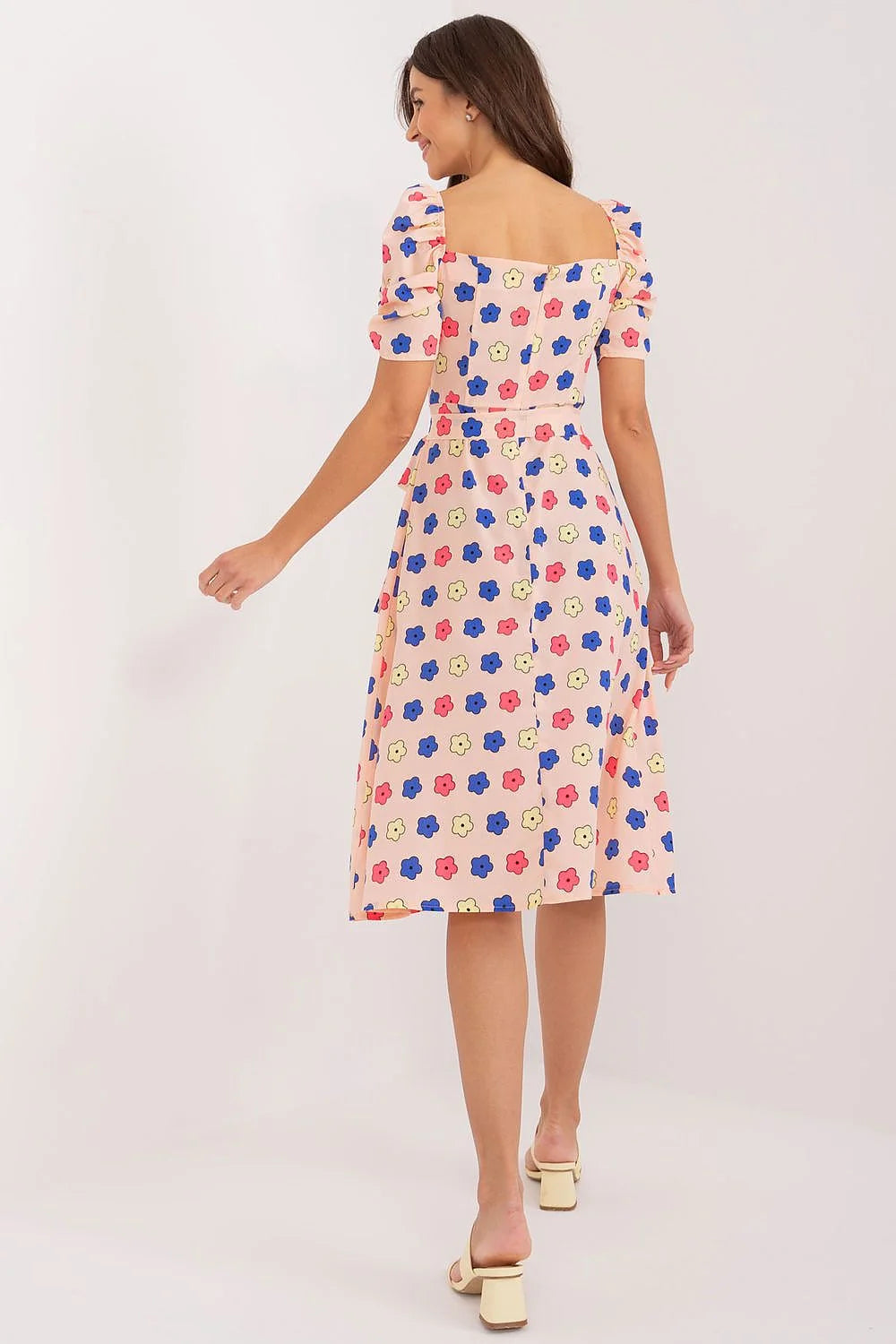 Robe de jour Lakerta style rétro coupe midi évasée manches courtes épaulettes froncées imprimé floral beige clair fleurs bleues rouges jaunes tissu léger coton doux été mi-saison