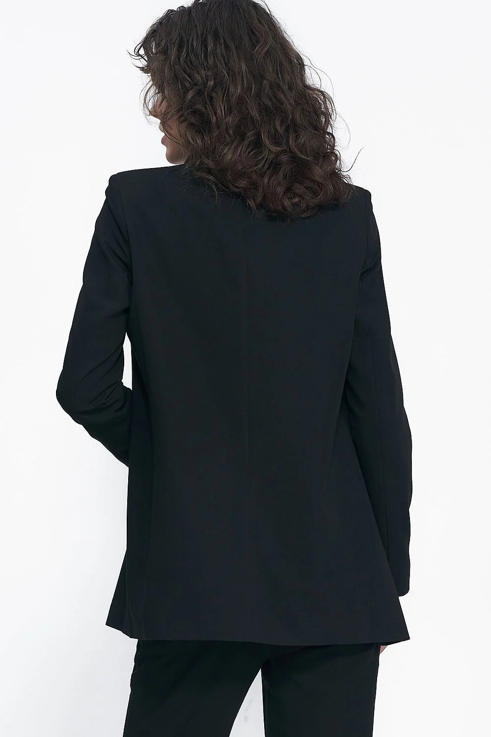 blazer femme noir élégante sans fermeture coupe droite longueur hanches col tailleur épaules structurées manches longues tissu fluide viscose polyester