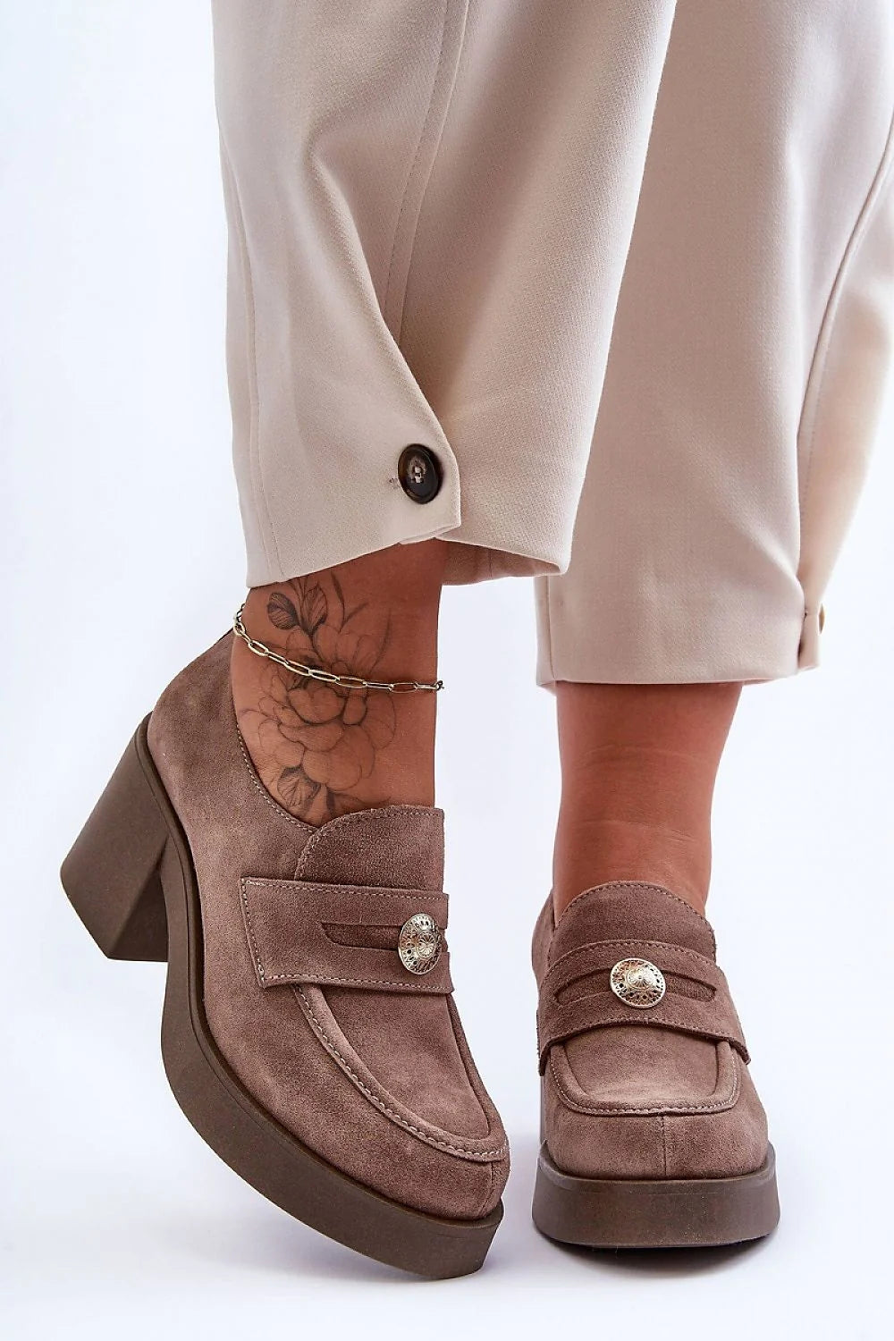 mocassins femmes talon bloc plateforme suède taupe bout arrondi semelle gomme épaisse bride frontale médaillon métallique doré coutures apparentes