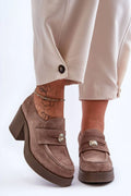 mocassins femmes talon bloc plateforme suède taupe bout arrondi semelle gomme épaisse bride frontale médaillon métallique doré coutures apparentes