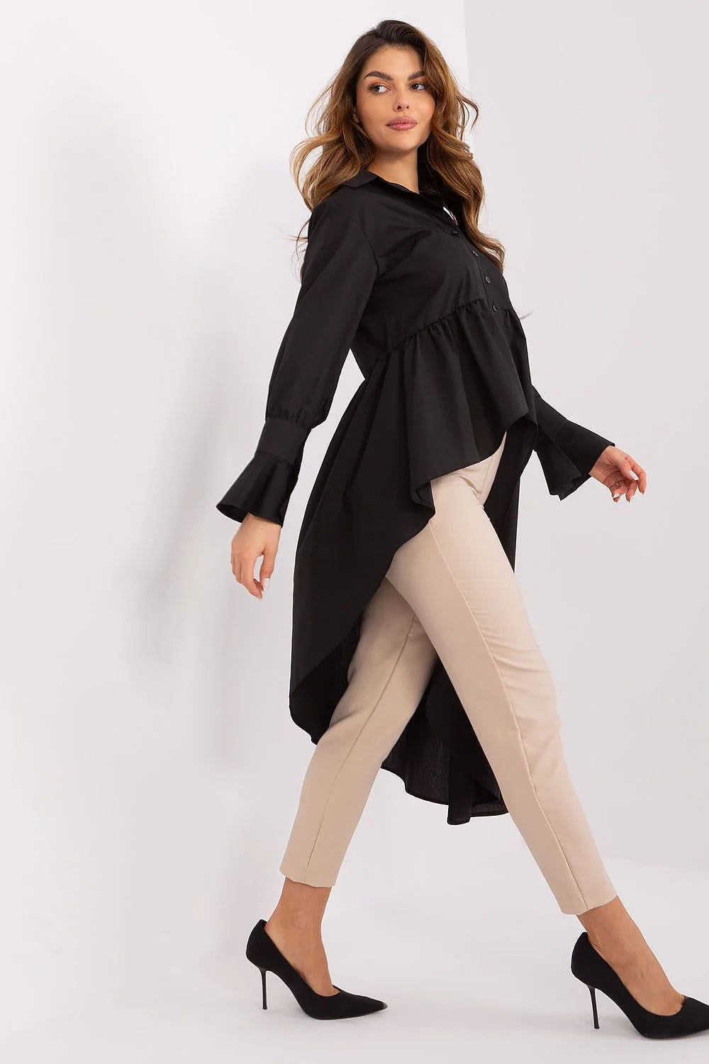 Tenue féminine moderne élégante tunique noire pantalon beige longue asymétrique ample style contemporain coupe droite ajustée
