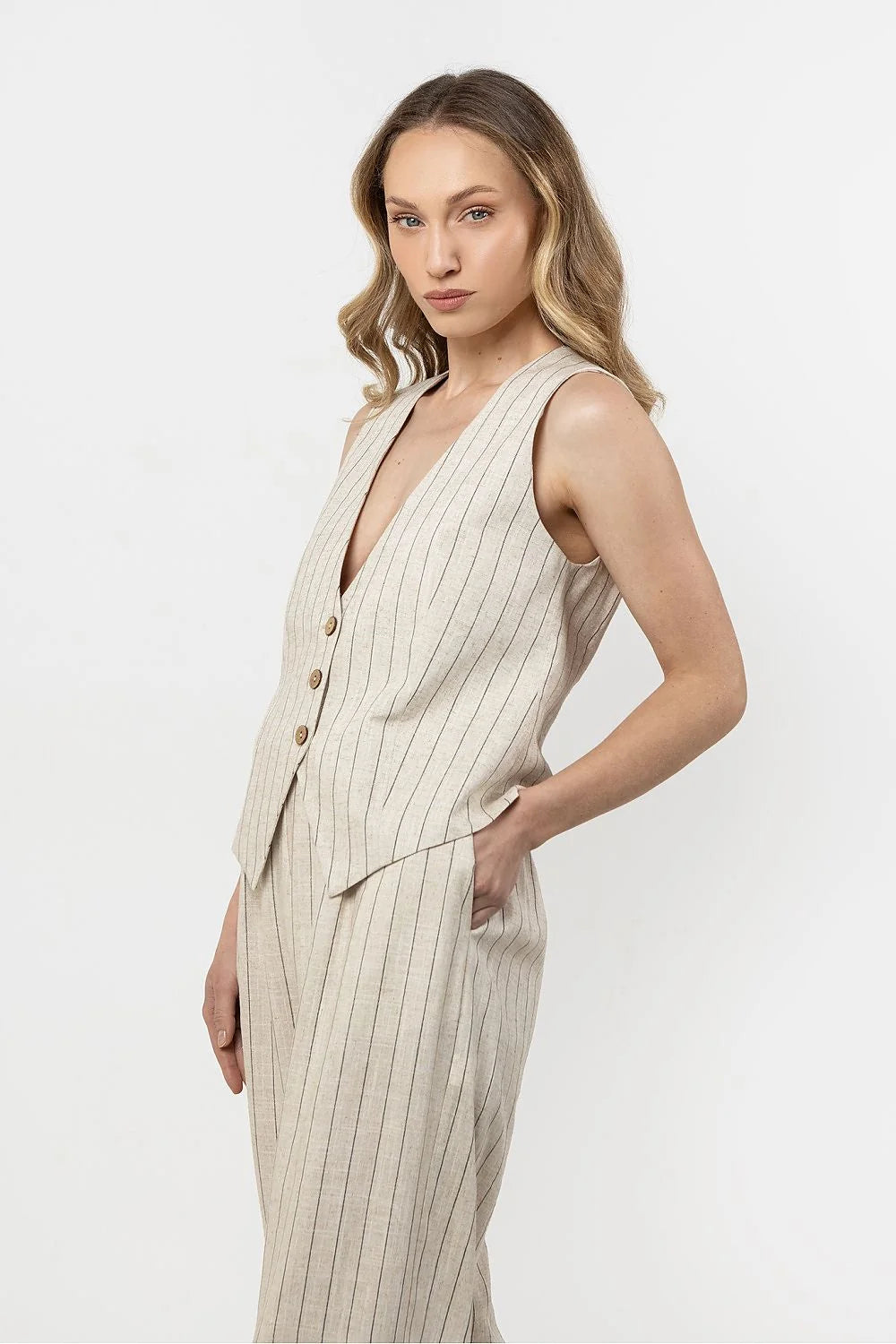 Gilet awama sans manches en lin à rayures délicates beige clair pantalon droit ample femme style élégant intemporel