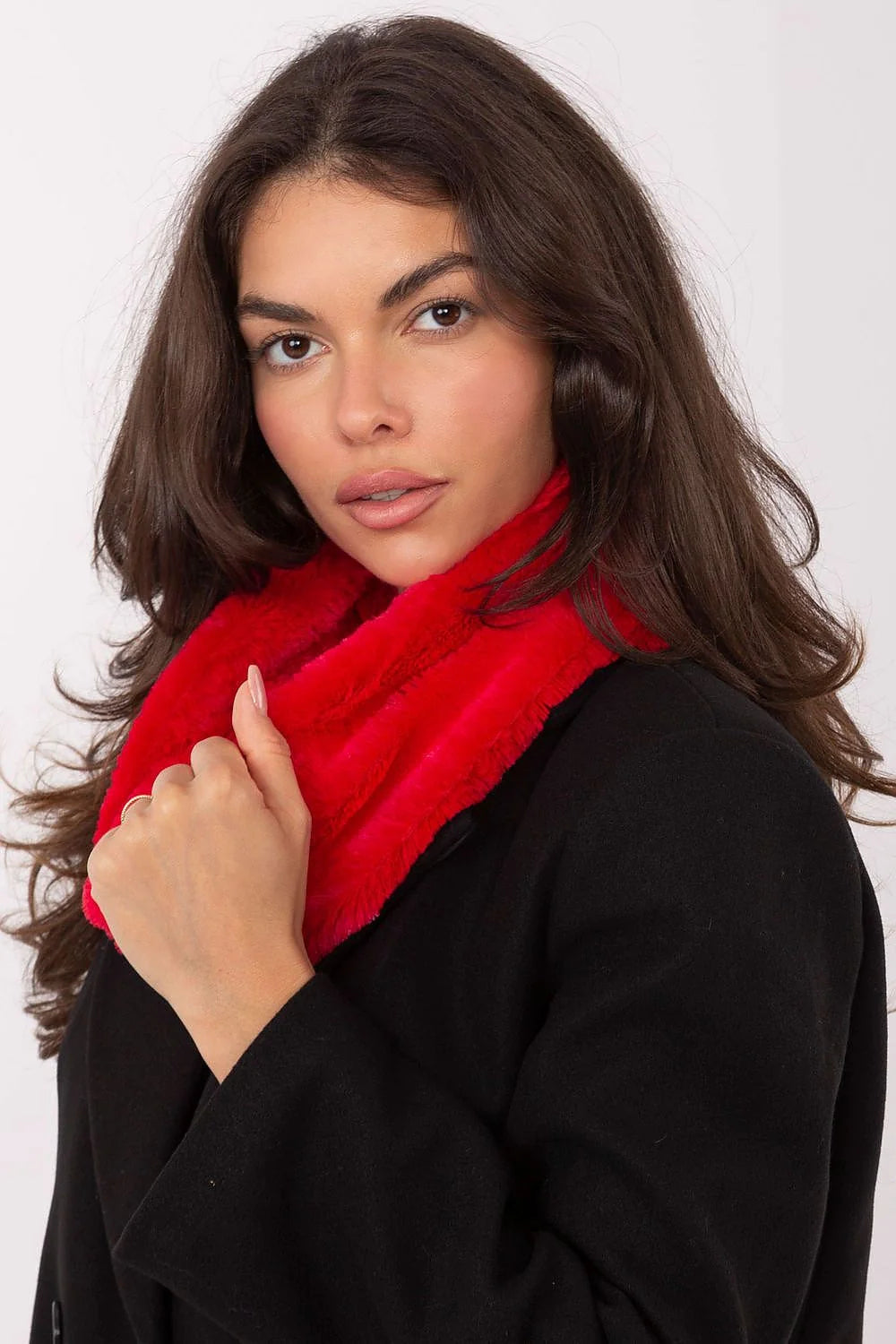 snood écharpe tube col fourrure fausse rouge vif pelucheuse épaisse moelleuse chaude cosy chic élégant luxueux confortable hivernal