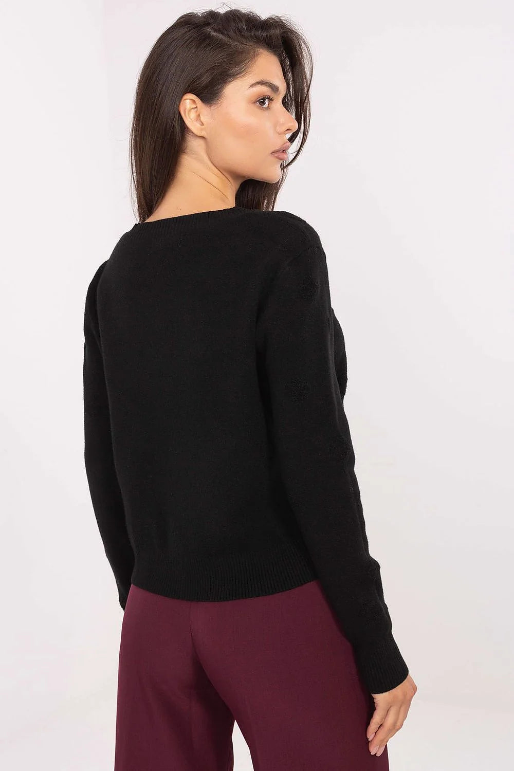 cardigan femme court maille fine noire col V profond boutonnage boutons assortis manches longues coupe droite légèrement ample