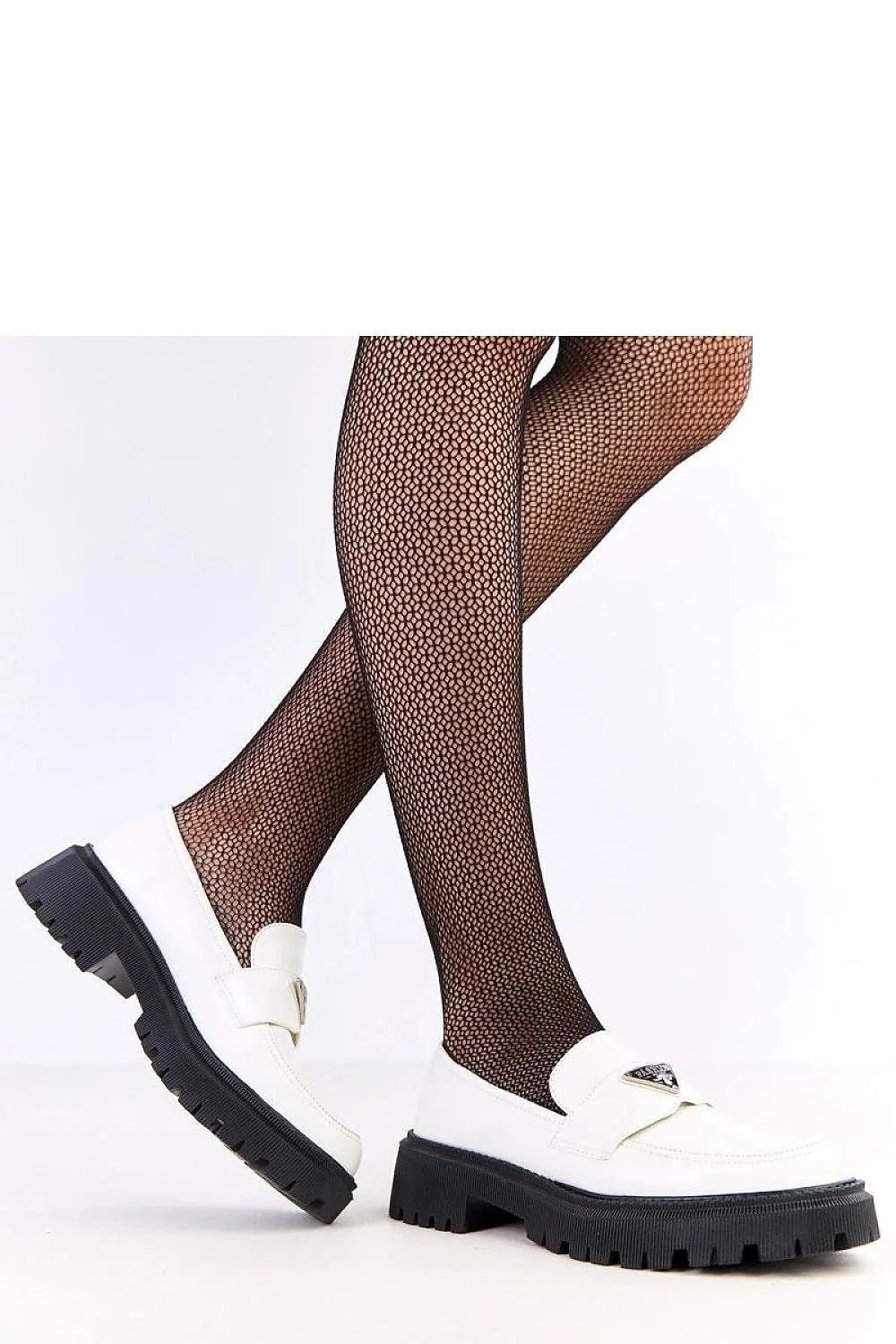 mocassins femme loafers blancs cuir synthétique effet lisse bout rond bride métal triangulaire semelle crantée noire talon bas bloc confortable