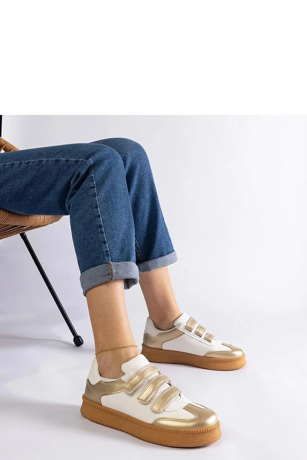 Baskets dorées pour femmes, confort et style, cuir synthétique, fermeture Velcro, semelle gomme marron, occasion quotidienne, mode moderne, design élégant, pantalons, robes, jeans, adhérence, durabilité, esthétique