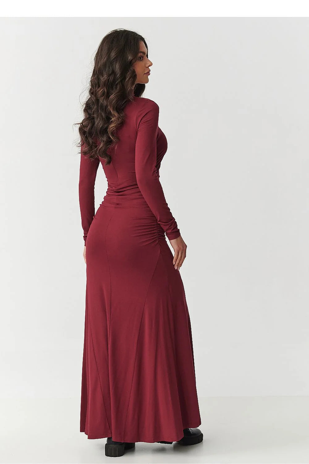 robe longue maxi bordeaux profond manches longues col montant ajustée fronces latérales jupe évasée jersey stretch fluide confortable soirée élégante