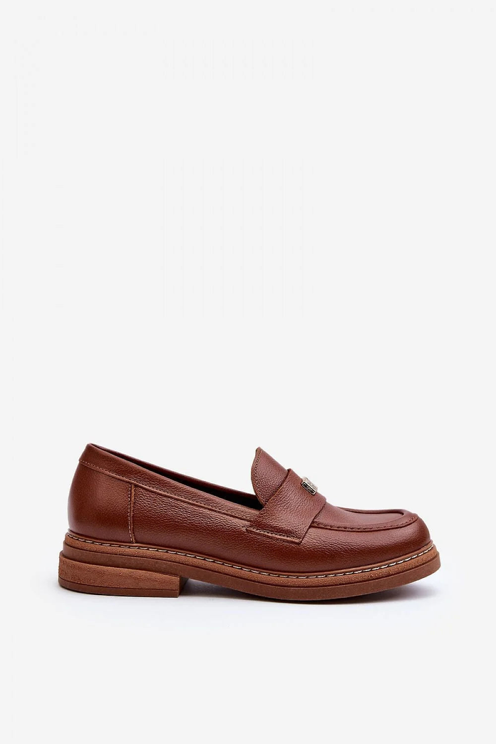 Mocassins pour femme en cuir naturel marron style classique confortable occasionnels design élégant talon plat détails métalliques confortable pour la journée tenues décontractées et professionnelles