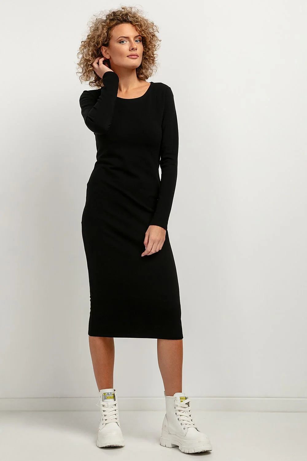Robe midi simple et élégante manches longues encolure ronde couleur noire tissu doux femmes